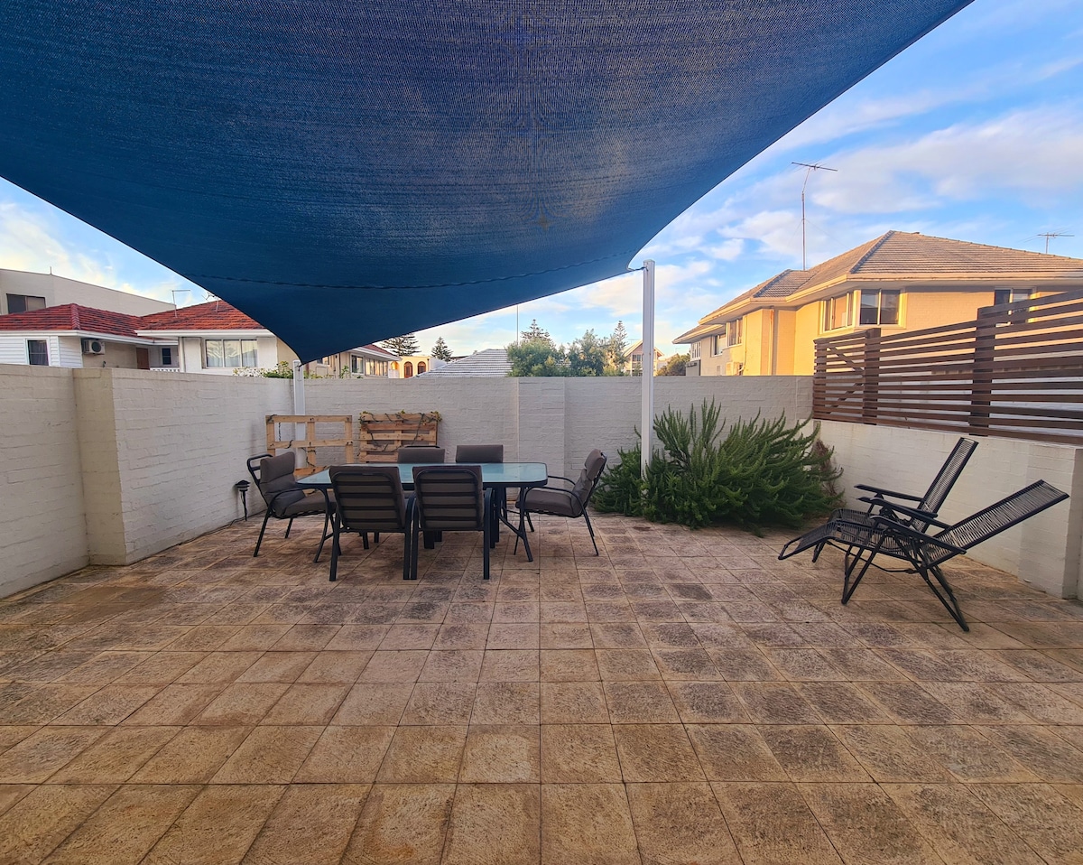 Cosy Beach Apartment in Cottesloe Beach