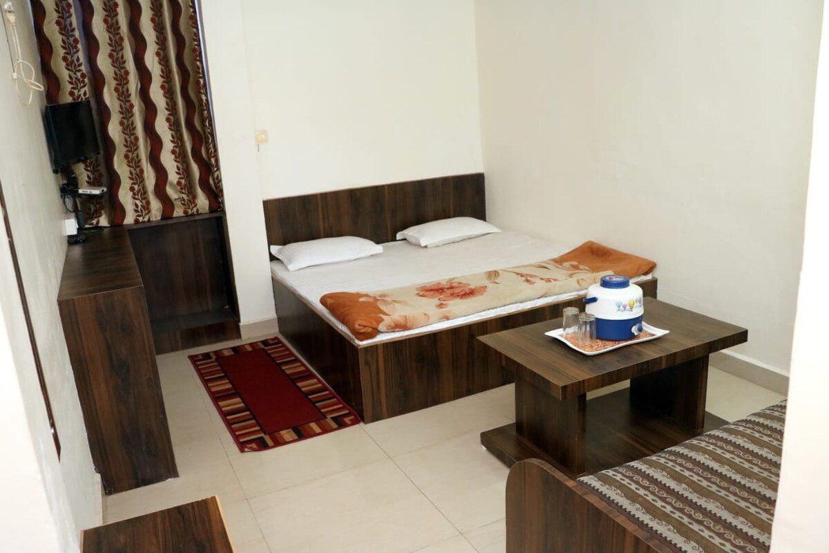 Private Room in Jain Residency, Pachmarhi