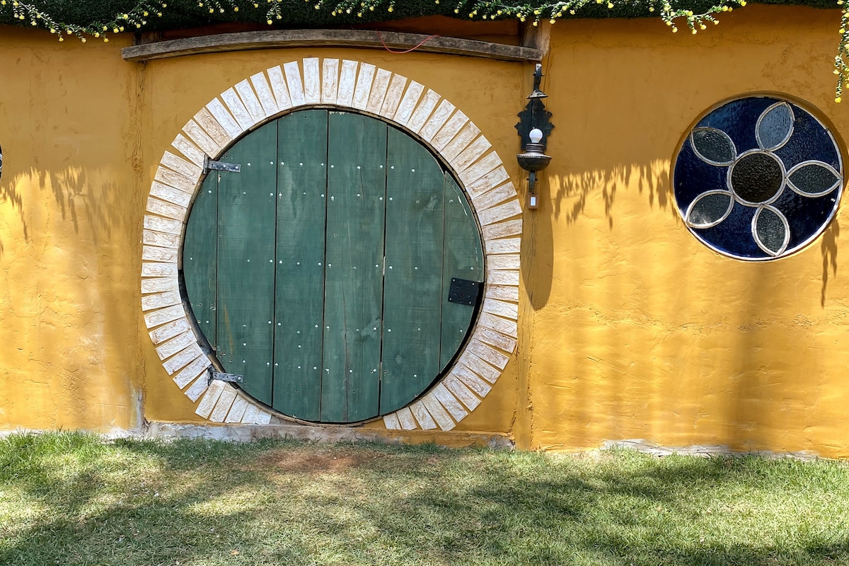 Hobbits House with Waterfall in Quinta do Vale