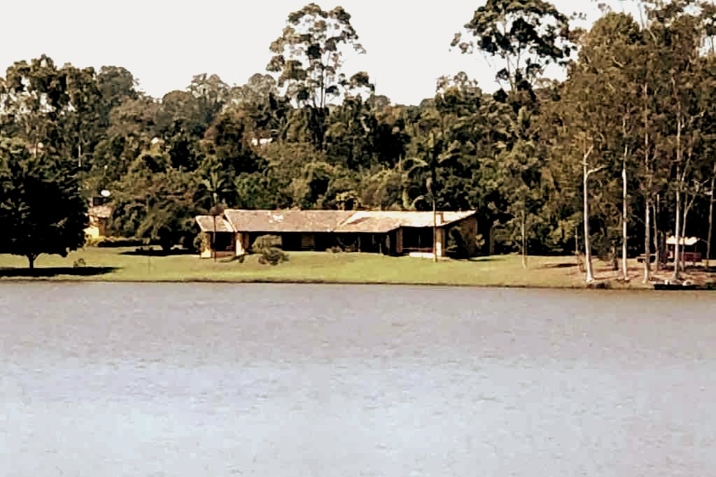 Jarinu linda vista para o lago e barcos para remar