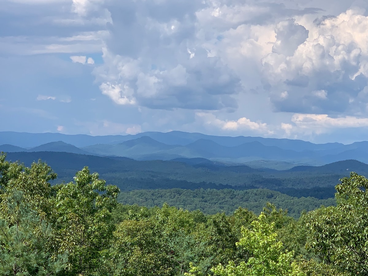 Heaven’s Ridge Cabin 2/2/hot tub /amazing views