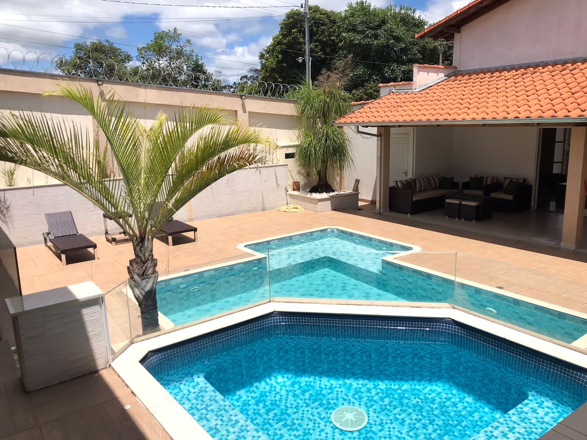 Casa agradável com piscina em Furnas