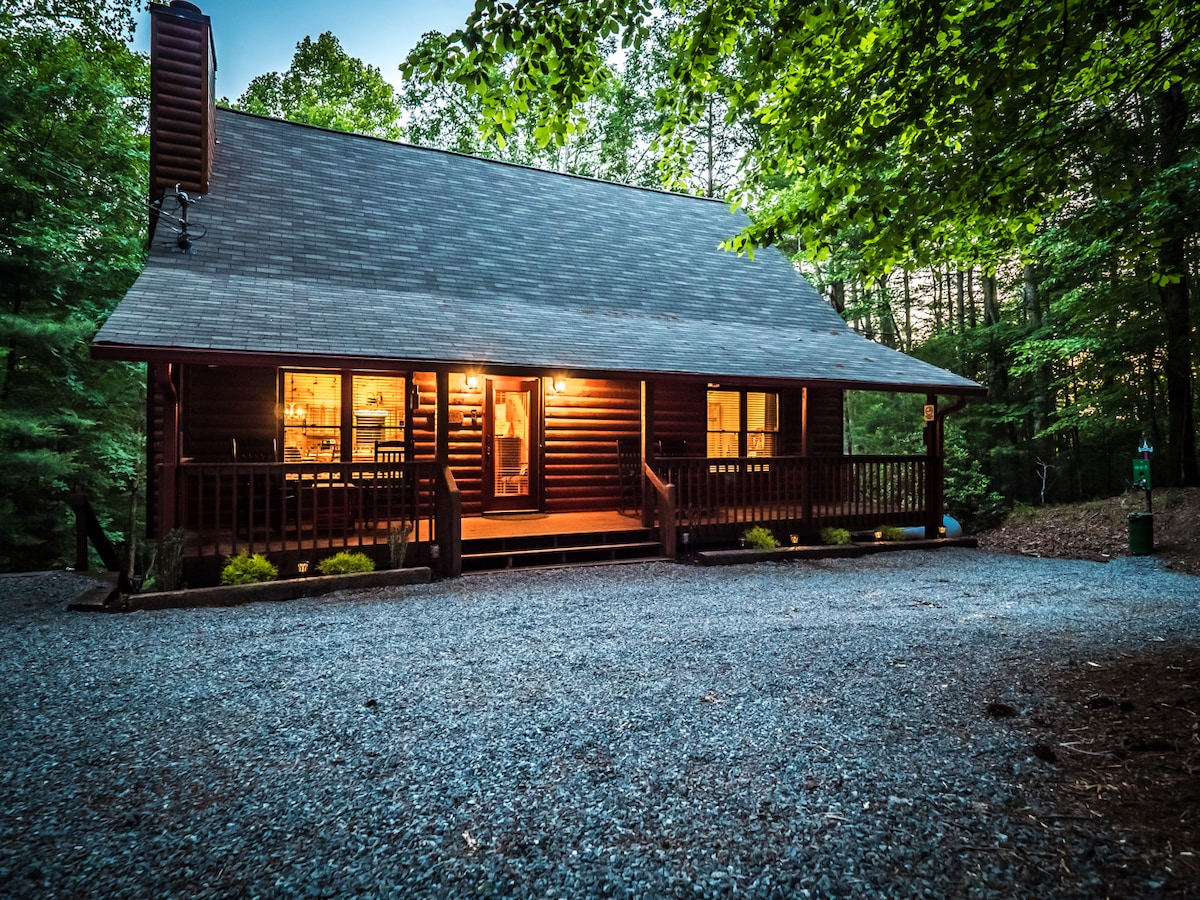 Dog Friendly, HotTub, Cabin W/Fireplace, Fire Pit