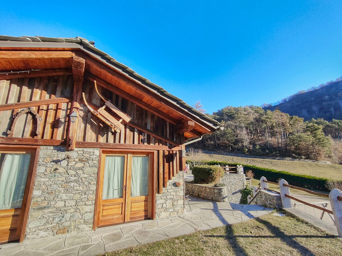 高山小屋，四周环绕着牧场和树林