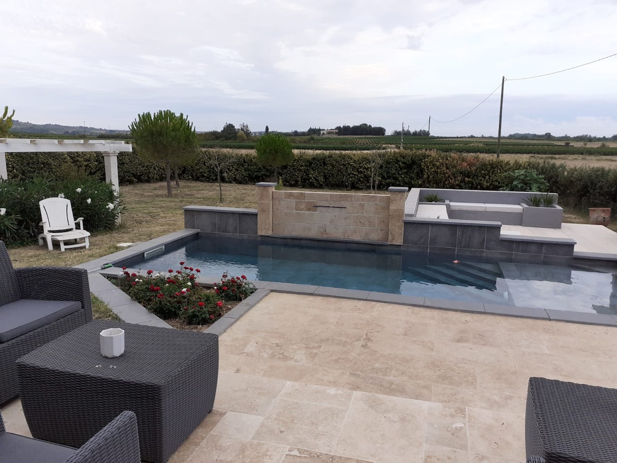 Maison de luxe piscine et spa au milieu des vignes