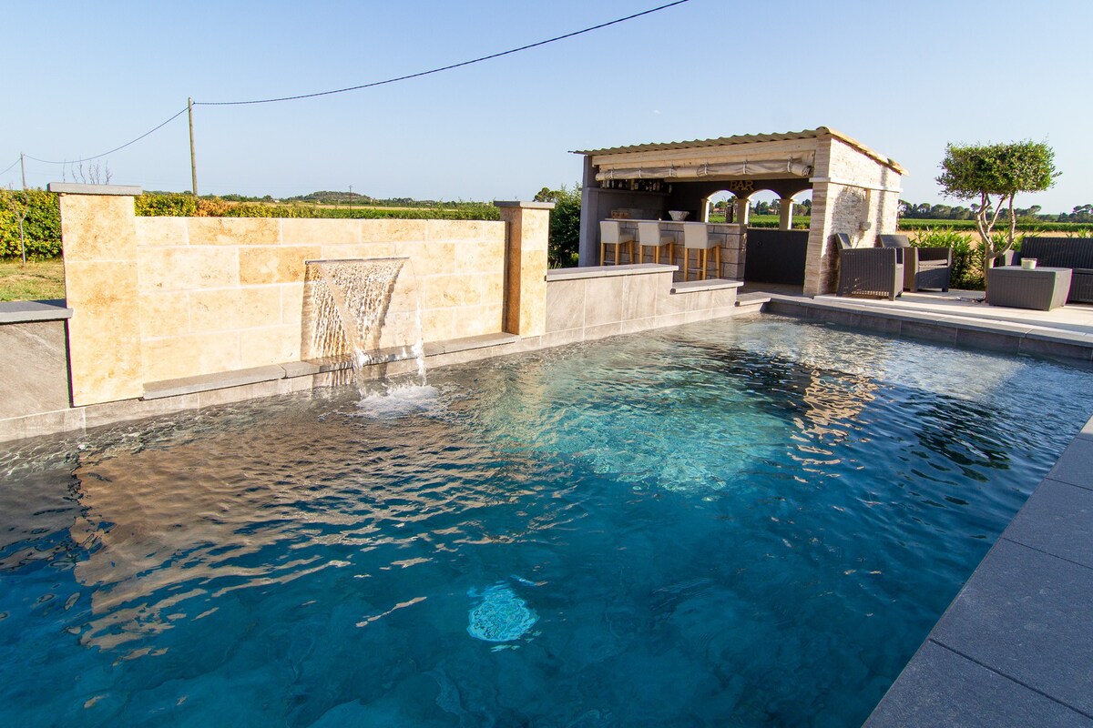 Maison de luxe piscine et spa au milieu des vignes