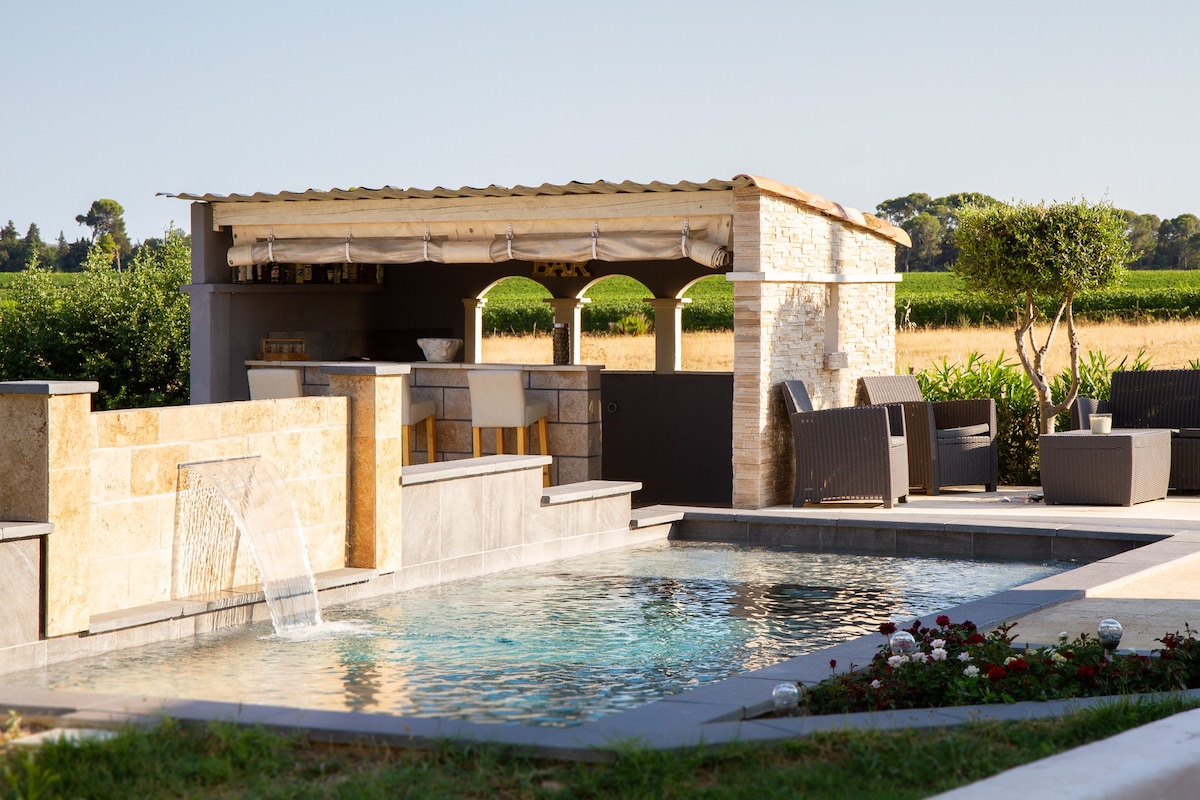 Maison de luxe piscine et spa au milieu des vignes