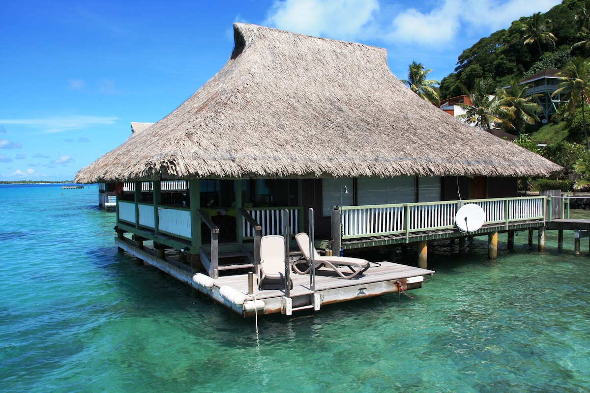 博拉博拉（ Bora Bora ）的华丽水上平房。