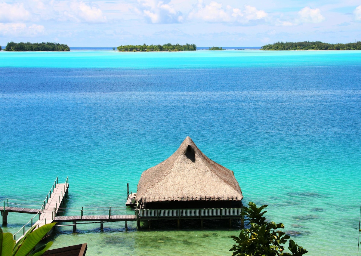 博拉博拉（ Bora Bora ）的华丽水上平房。