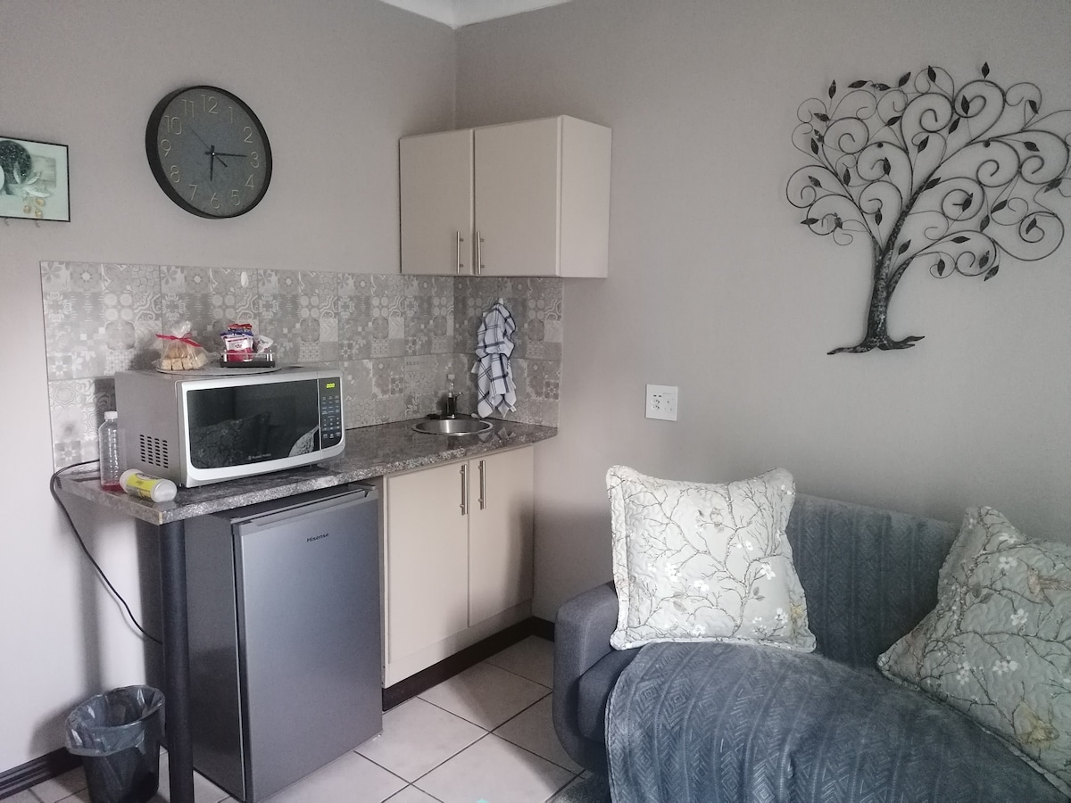 1.  Beautiful, comfortable one bedroom flatlet