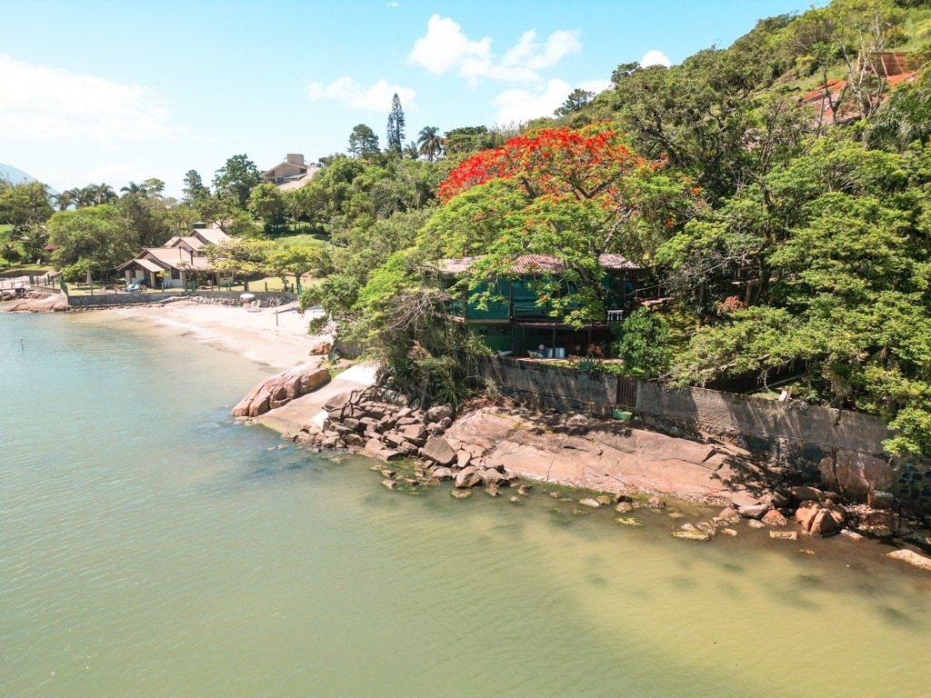 Maravilhosa casa pé na areia com 4 quartos