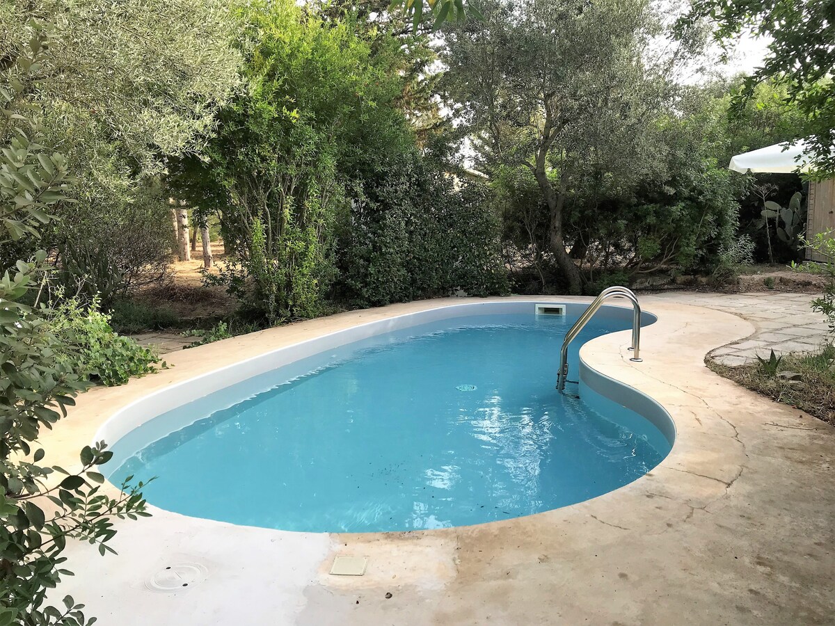 Villa CARDINALE in pine forest & pool on Salento