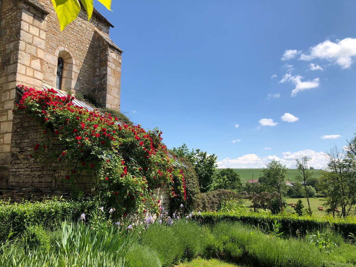 Chambres d'hôtes atypiques dans  ancien prieuré.