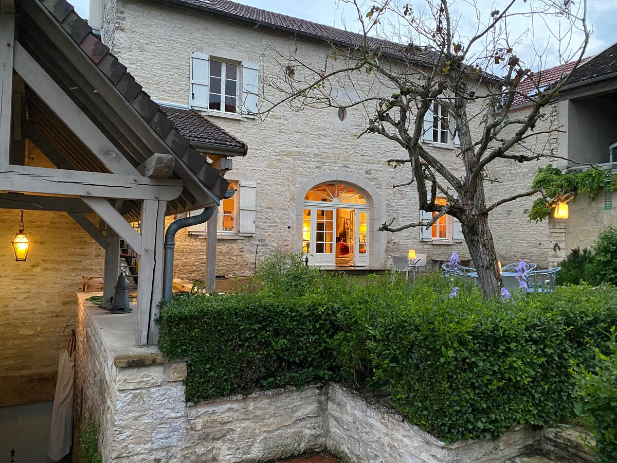 Chambres d'hôtes atypiques dans  ancien prieuré.