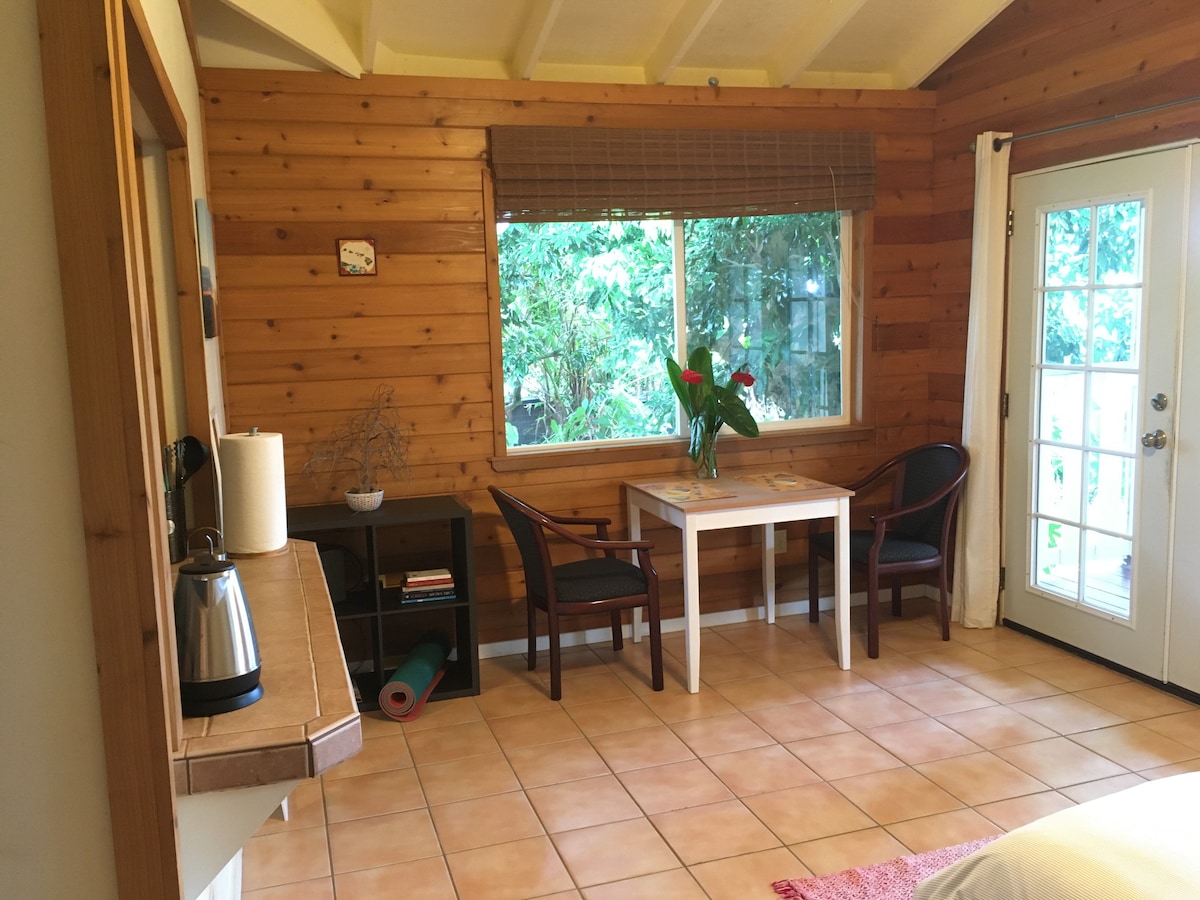 Peaceful private guest suite near Akaka fall