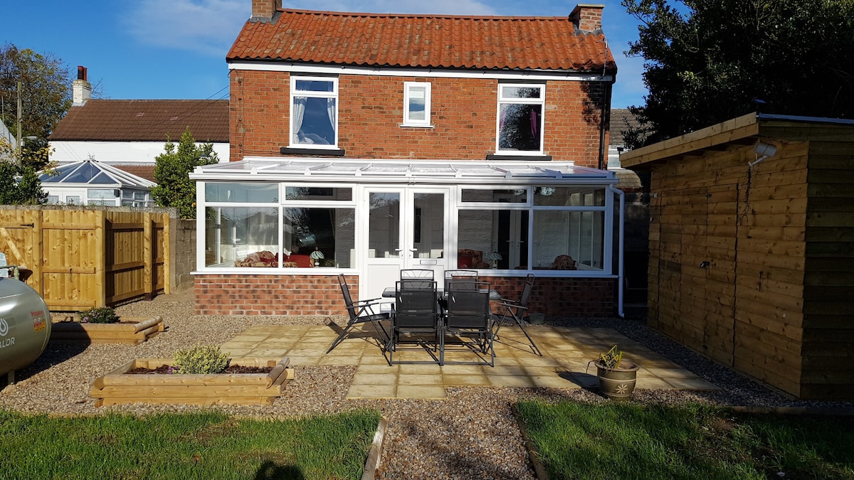 Pet friendly hot tub luxury cottage nr Withernsea