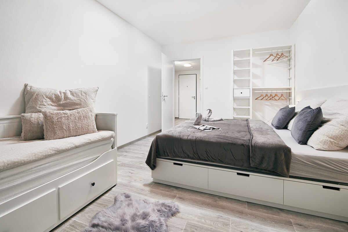 舒适、设备齐全的新公寓，车库位于皮尔森市中心