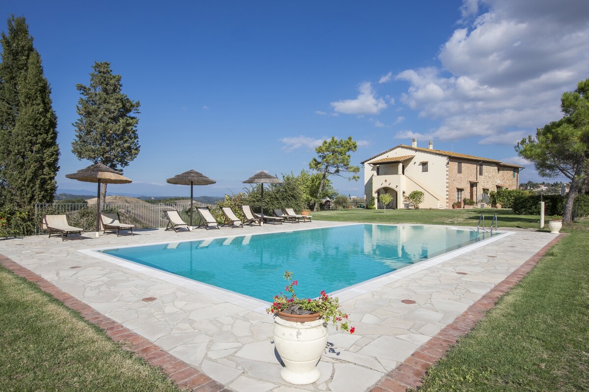 Rural Tuscany | farmstay with panoramic pool