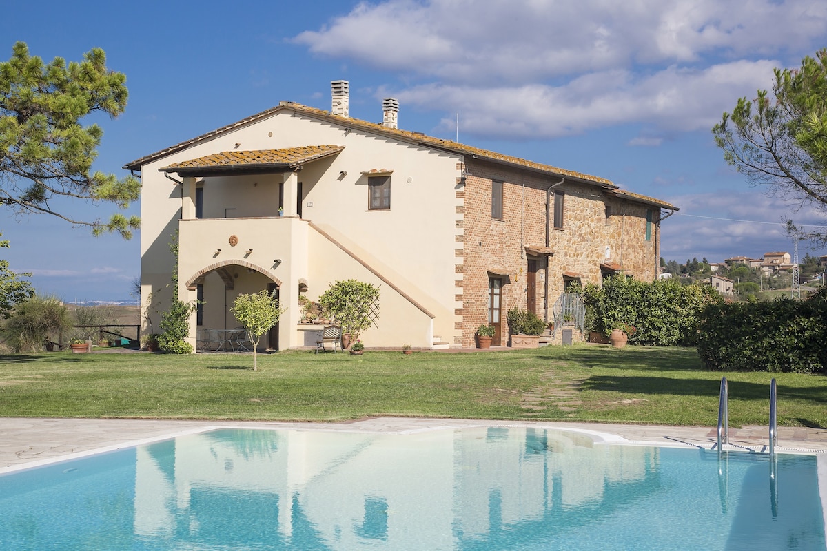 Rural Tuscany | farmstay with panoramic pool