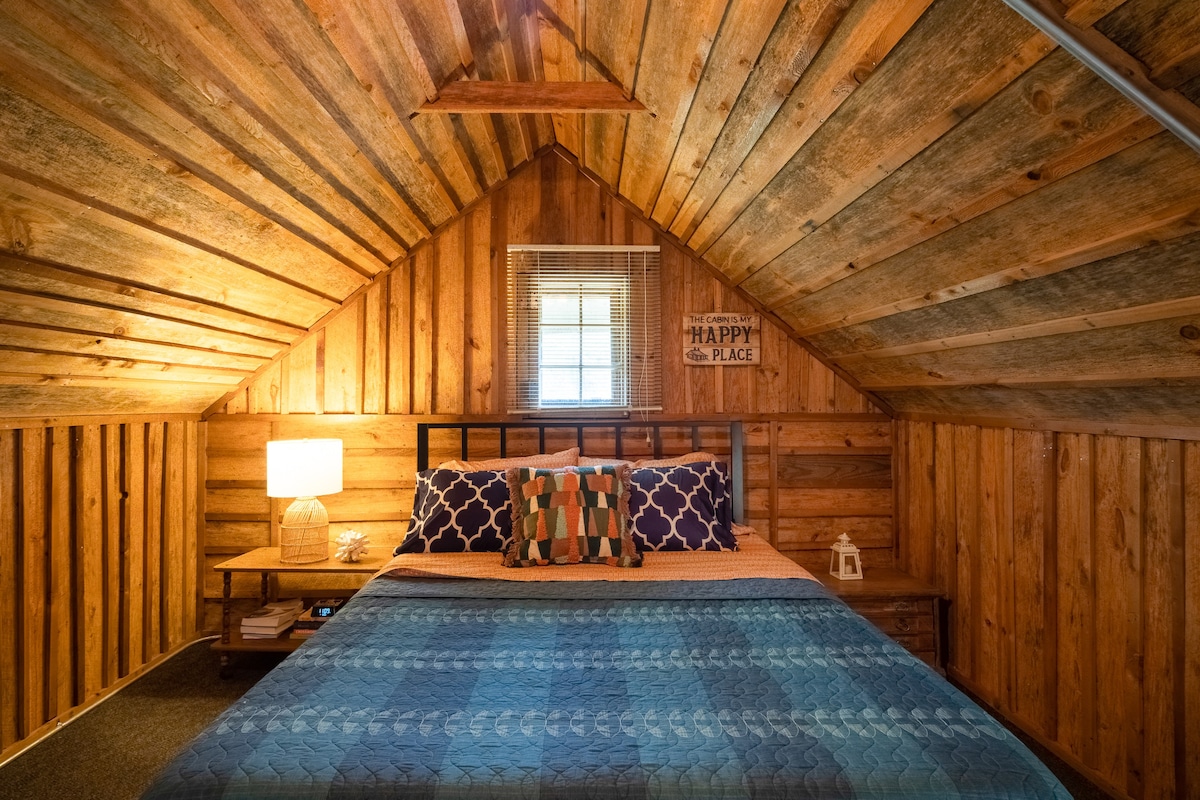 位于25英亩豪华露营度假屋的浪漫小木屋。