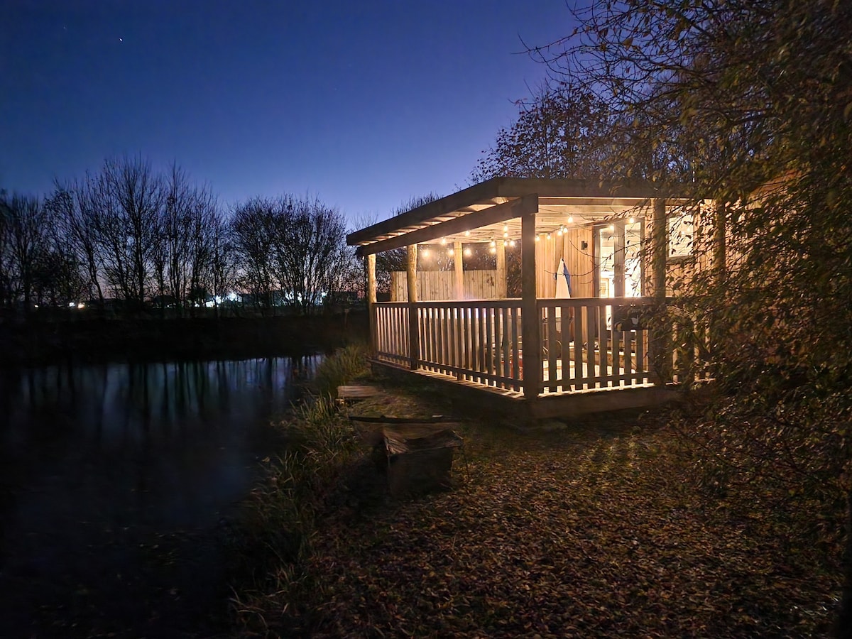 Wren - Lakeside Shepherd 's Hut ，配备热水浴缸