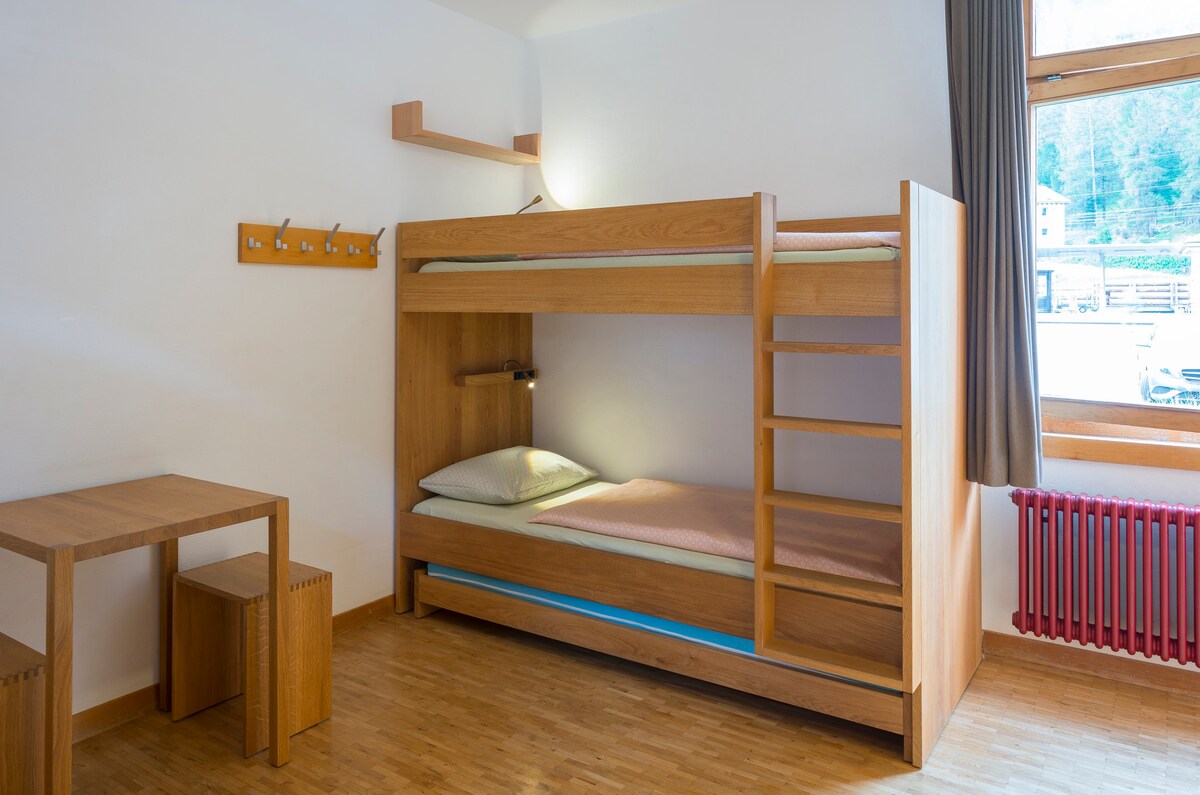 Private Twin Room | Pontresina Youth Hostel