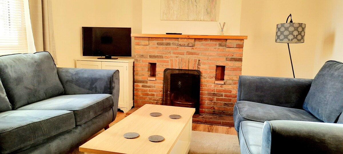 A cosy 3 bedroom cottage with free parking