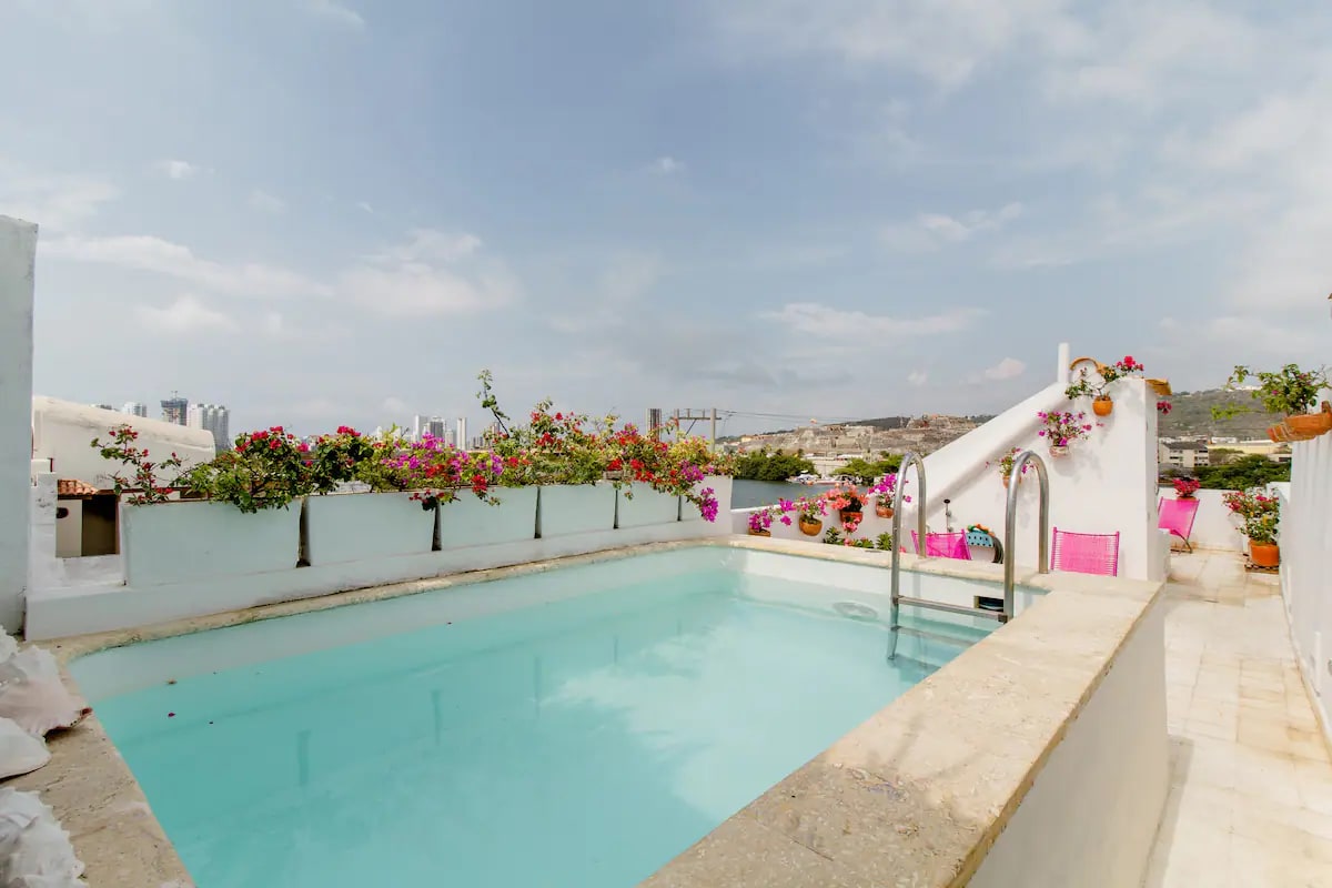 House with pool and bay view. Getsemani.