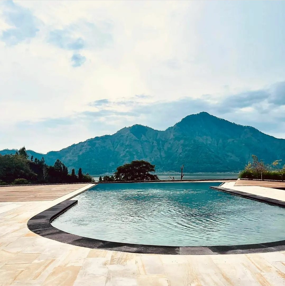 安静的地方和游泳池，可欣赏巴图尔山和湖景
