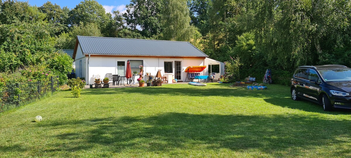 Traumhafte Ferienbungalow Hälfte am Tollensesee