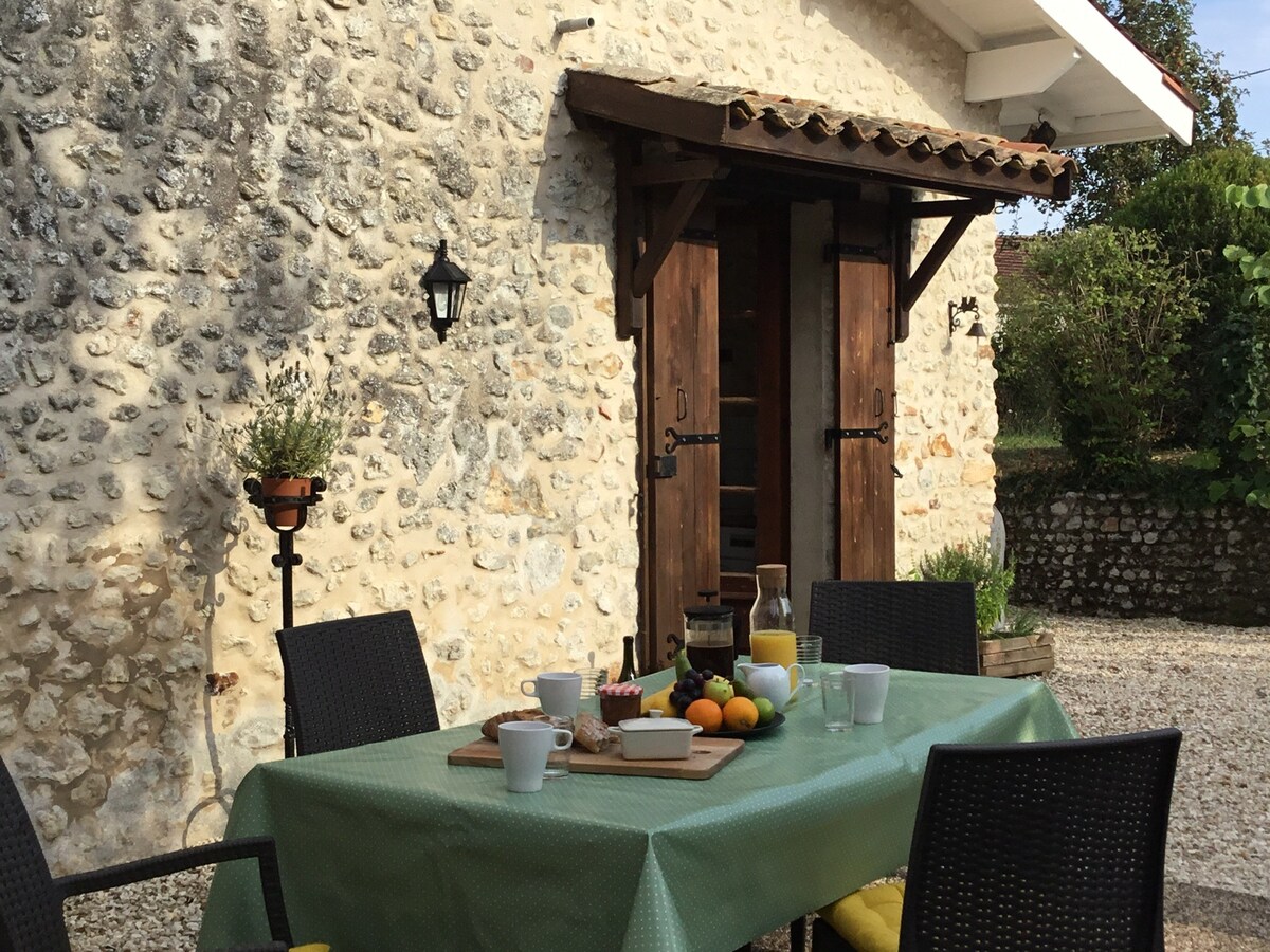 Delightful gite with private pool in quiet hamlet