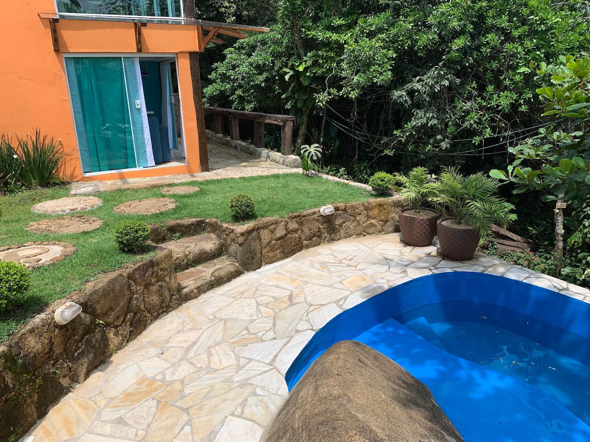 Novo e completo. 30m da praia. Piscina. Garagem.