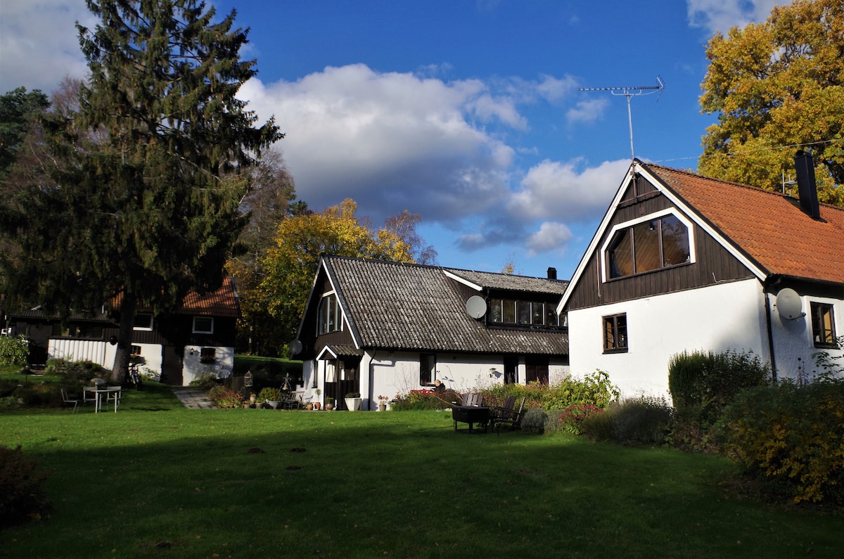 Hemtrevligt, mysigt hus i trolsk natur på Österlen