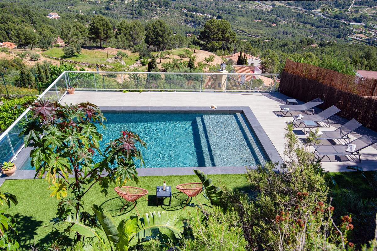 Villa con piscina moderna y excelentes vistas
