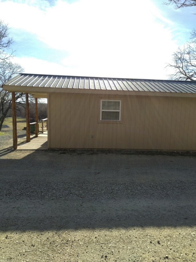 Cheerful cabin on 2000 acre fishing lake.