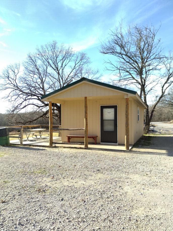 Cheerful cabin on 2000 acre fishing lake.