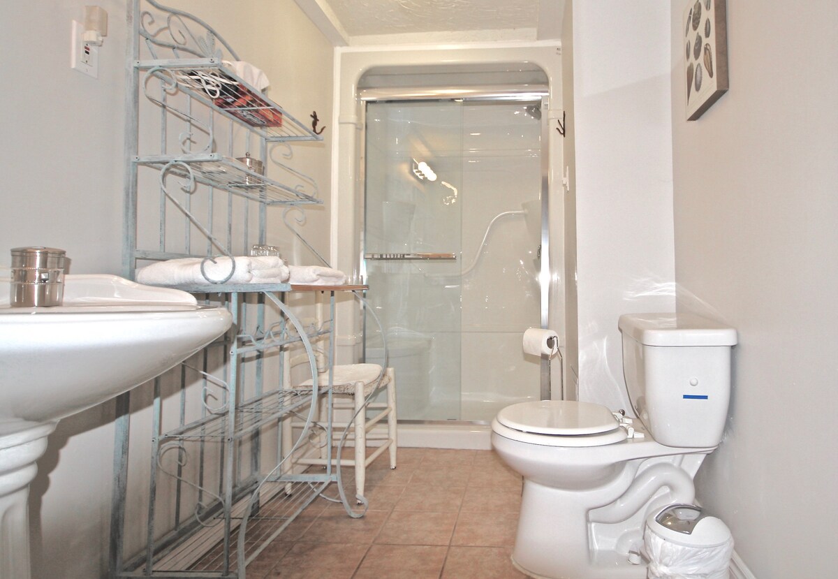 舒适的单间公寓客栈，配有双人按摩浴缸