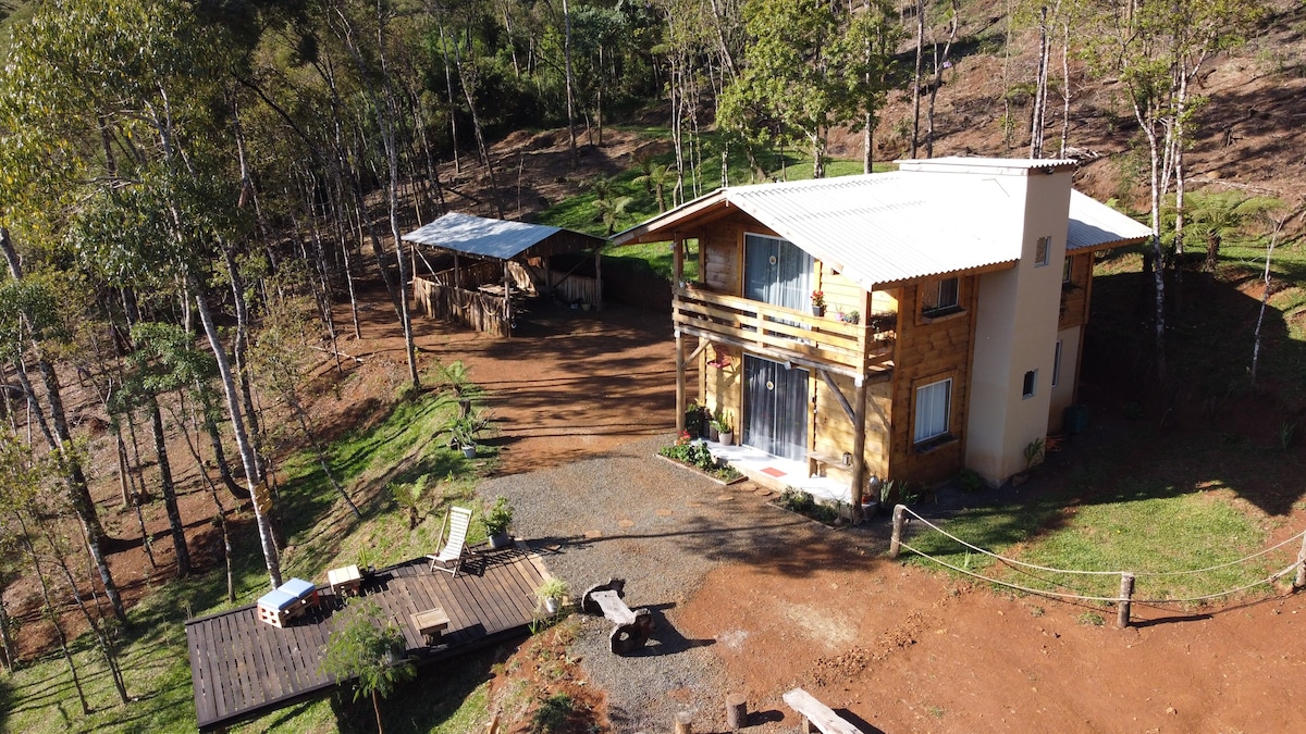 Linda cabana na montanha, em meio a natureza