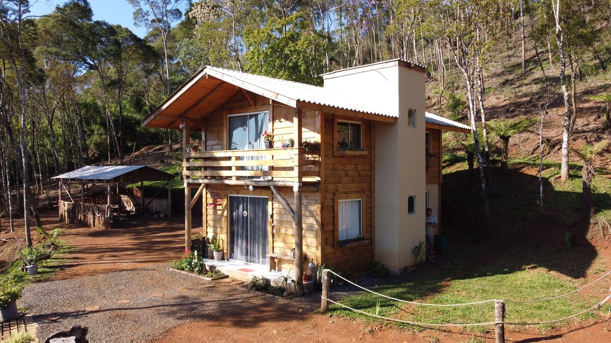 Linda cabana na montanha, em meio a natureza