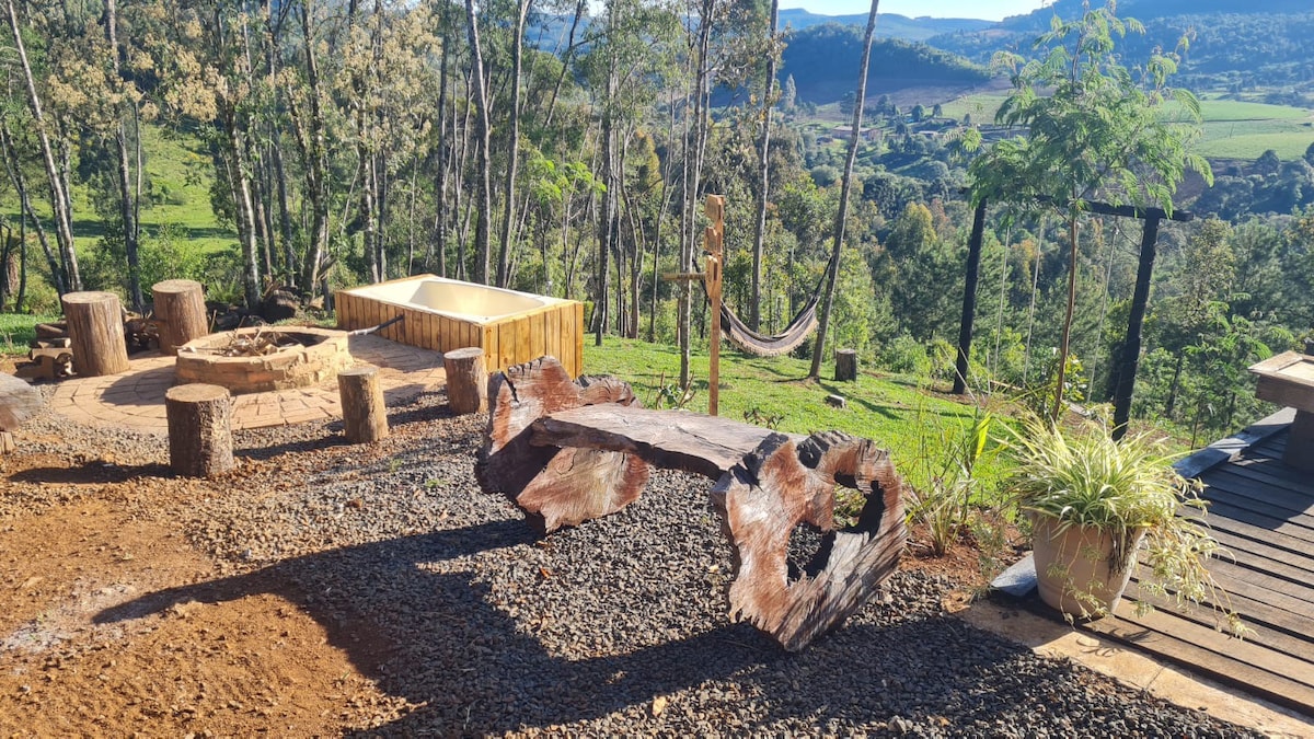 Linda cabana na montanha, em meio a natureza