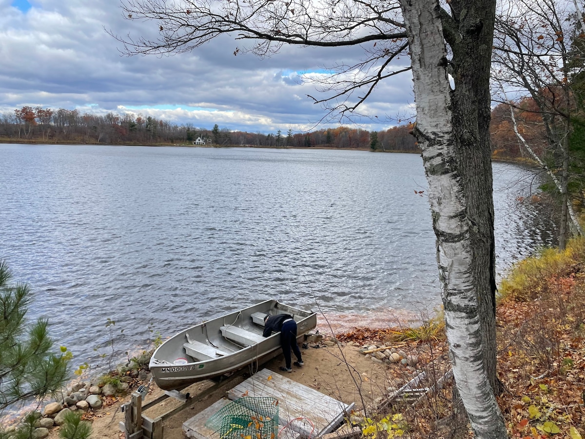 The Northern Pine Woods Lakefront Fishing Cabin!