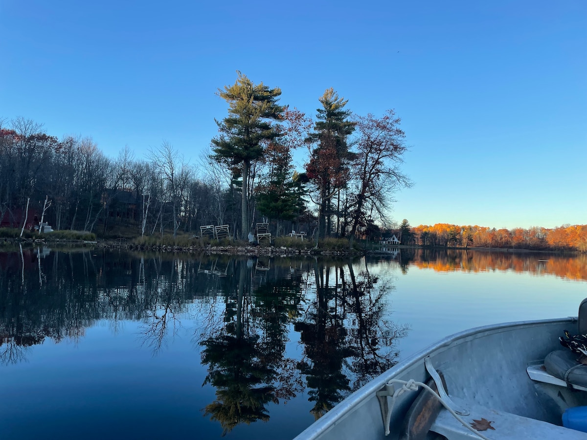 The Northern Pine Woods Lakefront Fishing Cabin!