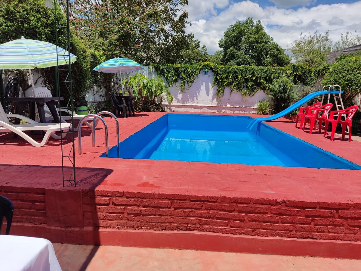 Bonita cabaña ALFA con piscina y amplio jardín