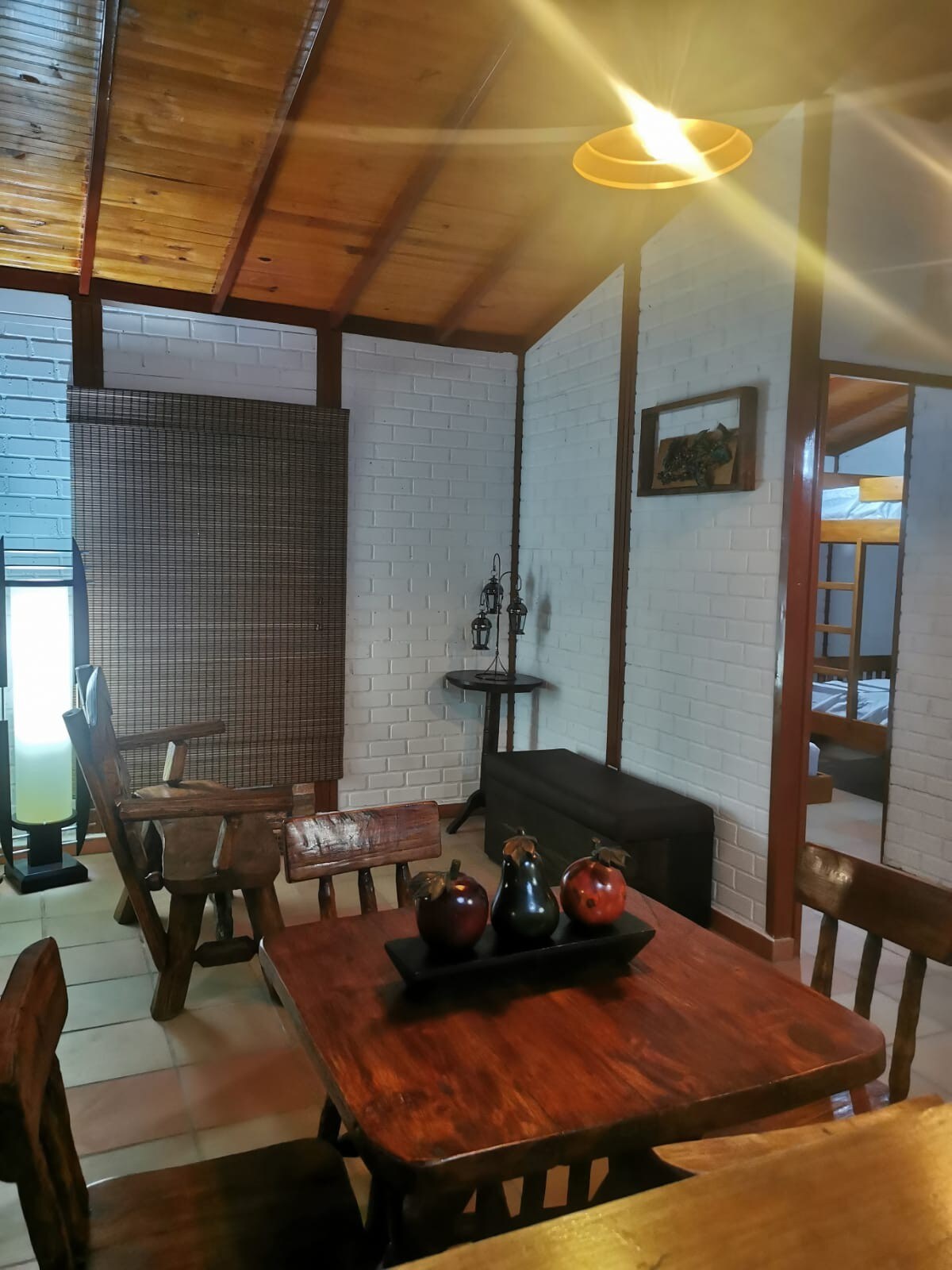 Preciosa cabaña con cocina, sala, comedor, portico