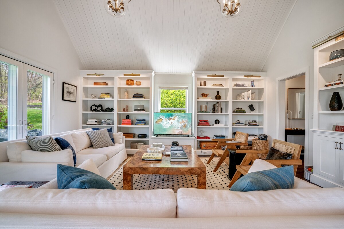 Modern, cozy 3 bedroom lakeside cottage