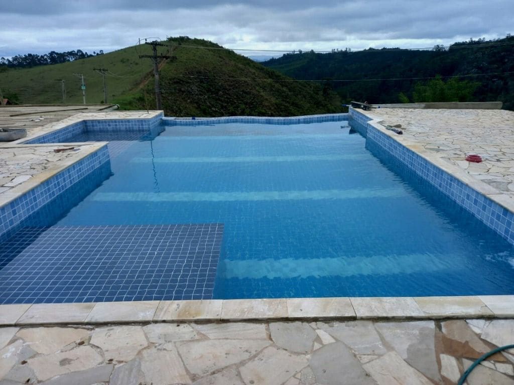 Chacara com campo, piscina e churrasqueira