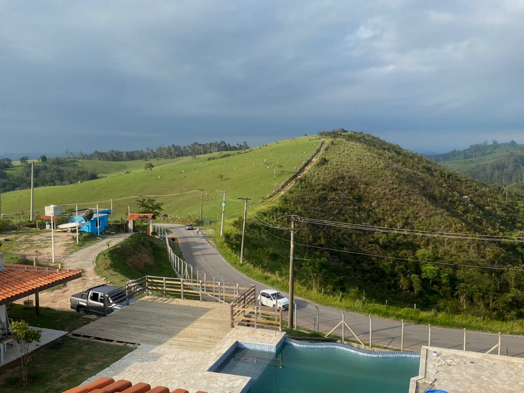 Chacara com campo, piscina e churrasqueira