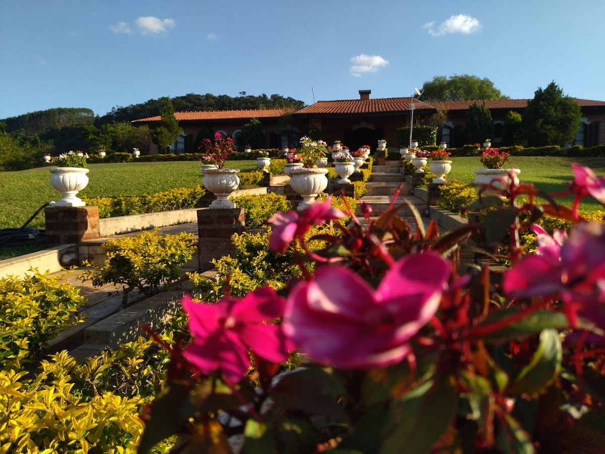 Casa de campo com natureza exuberante