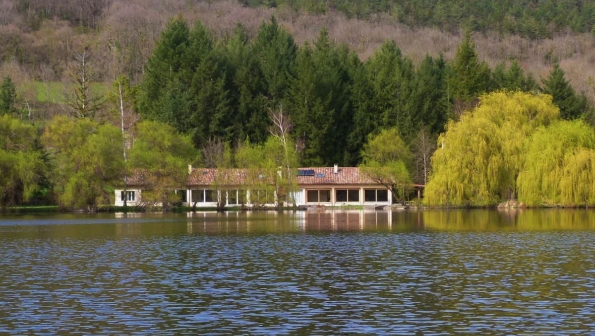 Pyrénées, 2 à 8 pers. au bord du lac.