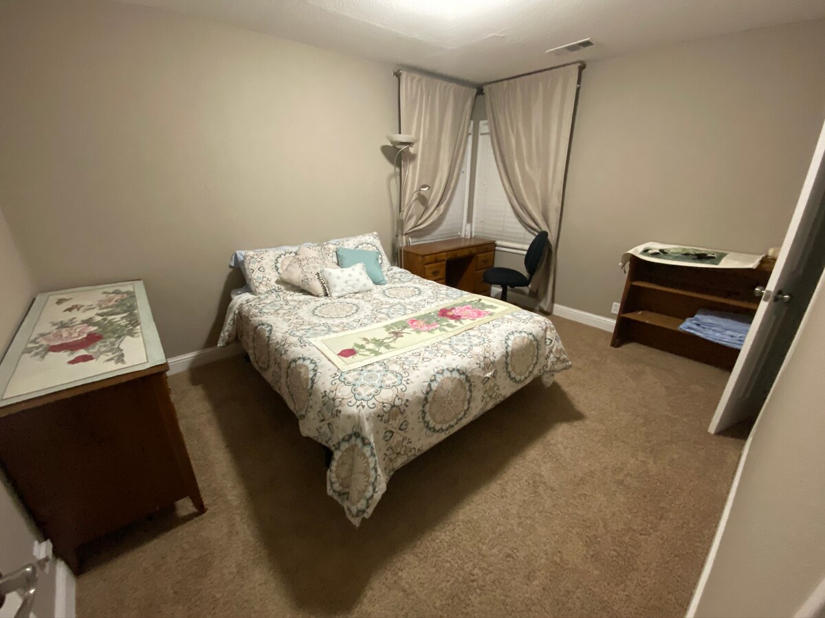 舒适的卧室，位于安静的Concord街区。